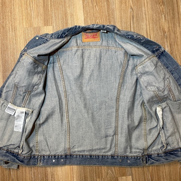 Men's Levi's Denim Jacket - Trucker Jacket - Size Medium - Blue Wash - Like New - Picture 7 of 13